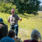 Andreas_Herrmann_LfU_Brandenburg_zeigt_Pfeifengras_07_2024_FOEL_Eduard_Fischer